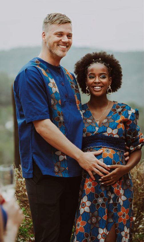 Presha Rivers met haar partner in bijpassende print