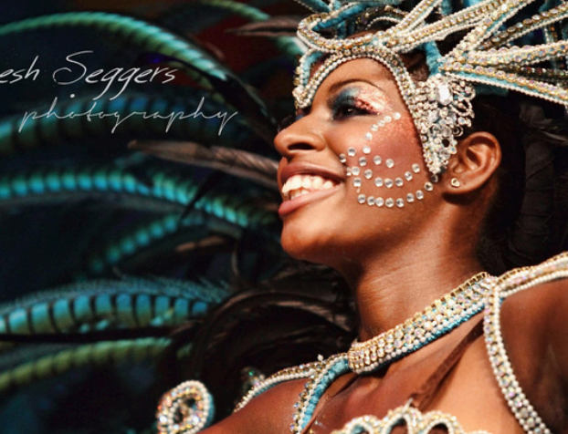 Presha Rivers in carnavalskostuum tijdens het Zomercarnaval