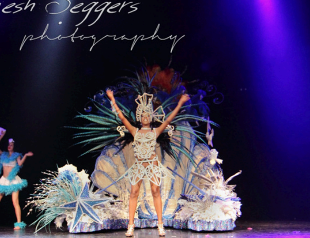 Presha Rivers op het podium in vol carnavalskostuum